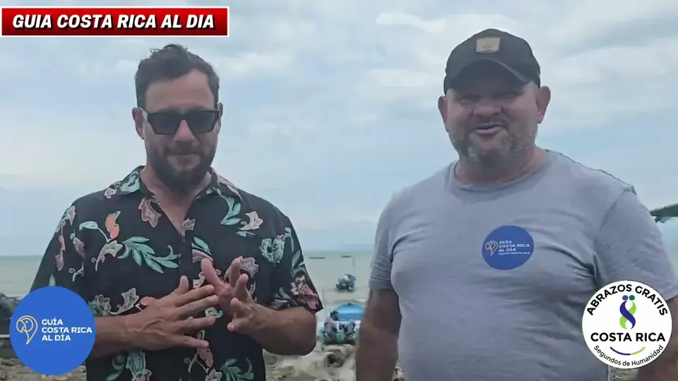 Two community members on Playa Tárcoles during a beach clean-up